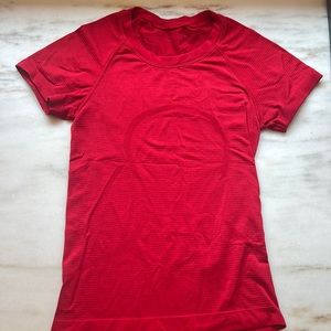 Lululemon Swiftly Tech Short Sleeve in red size 0